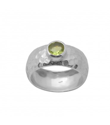 Anillo de plata y peridoto